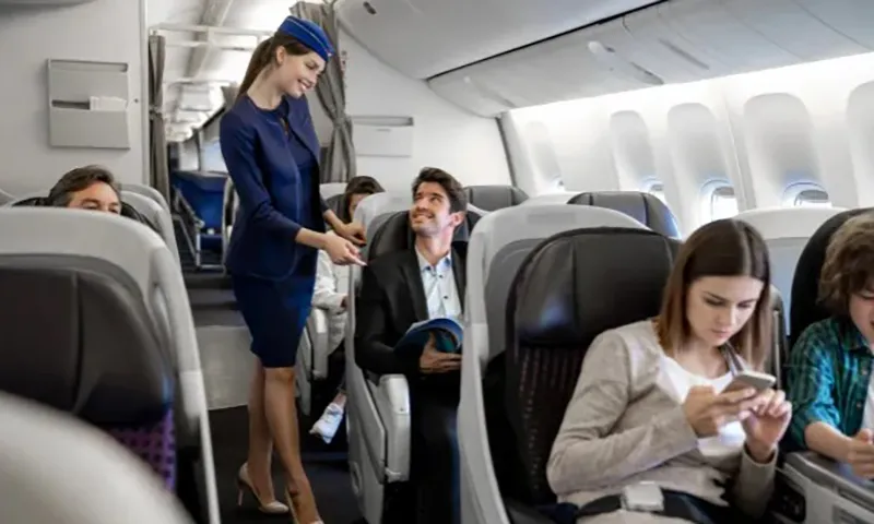 Hầu hết thời gian tiếp viên hàng không đều vui vẻ giúp đỡ hành khách Ảnh Getty