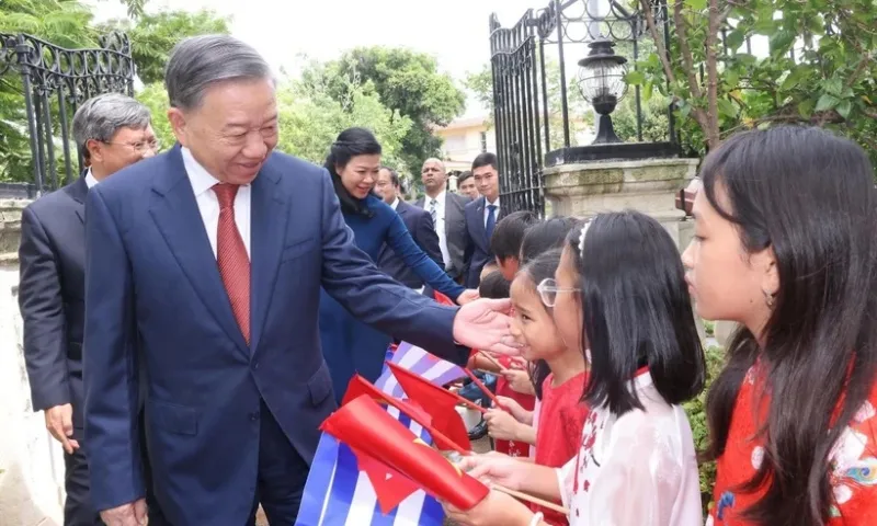 Tổng Bí thư, Chủ tịch nước thăm và động viên cộng đồng người Việt Nam tại Cuba