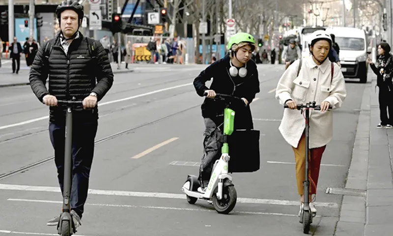 Nhiều người thích di chuyển bằng xe scooter - Ảnh: AFP.