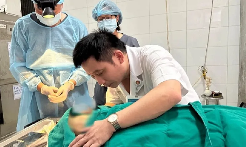 Nam bác sĩ ôm người mẹ hiến tặng giác mạc