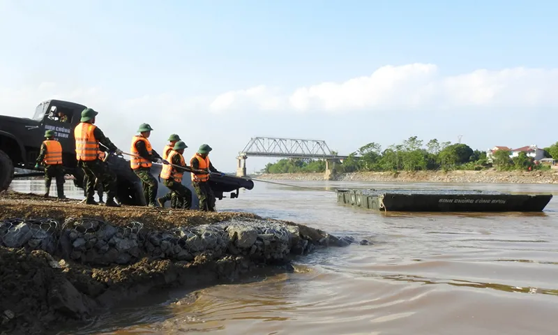 Sau khi hạ thủy, cán bộ, chiến sĩ công binh tổ chức ghép các phà nhịp.