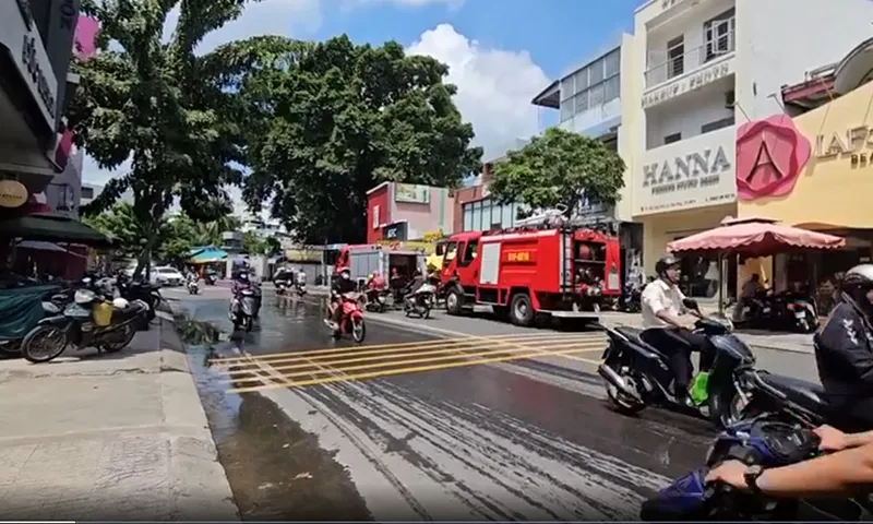 Cháy nhà dân 3 tầng, một người leo qua mái tôn thoát nạn