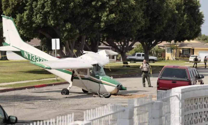 Máy bay lao xuống đường, va cánh vào ô tô ở Los Angeles