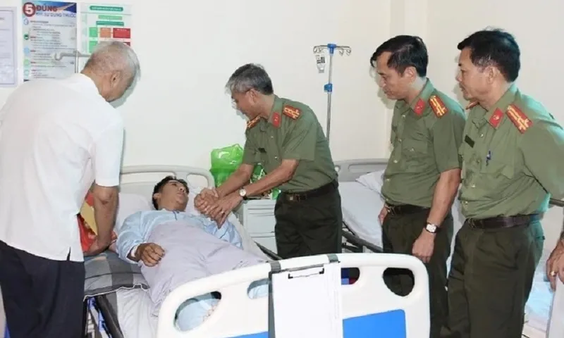 Thiếu úy công an bị đâm trọng thương khi làm nhiệm vụ