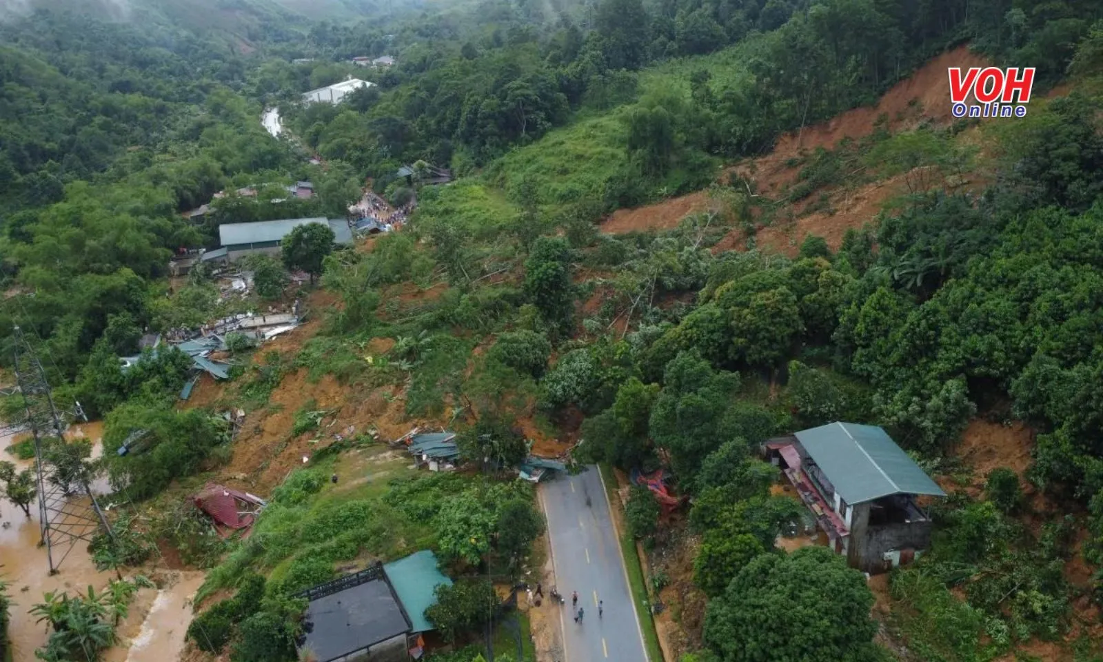 Khoảnh khắc sạt lở đất kinh hoàng ở Hà Giang vùi lấp nhiều người và phương tiện