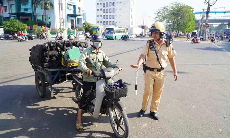 Tạm giữ hơn 300 xe máy và xe thô sơ vi phạm tại chợ đầu mối nông sản Hóc Môn