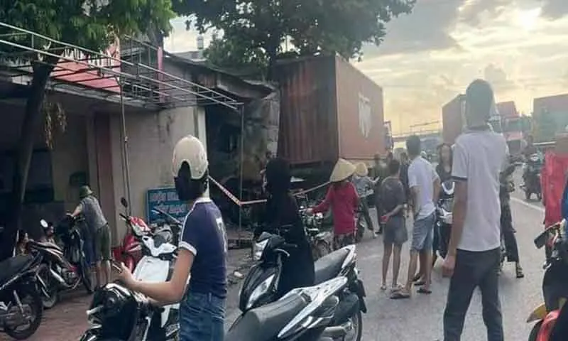 2 xe đầu kéo đụng nhau, 1 chiếc đâm vào nhà dân bốc cháy