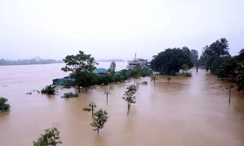 Lũ trên sông Thao dâng nhanh, nguy cơ báo động 3 tại Yên Bái và Lào Cai