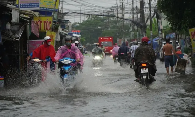 Tháng 10: TPHCM đối mặt với mưa dông và lốc xoáy kéo dài