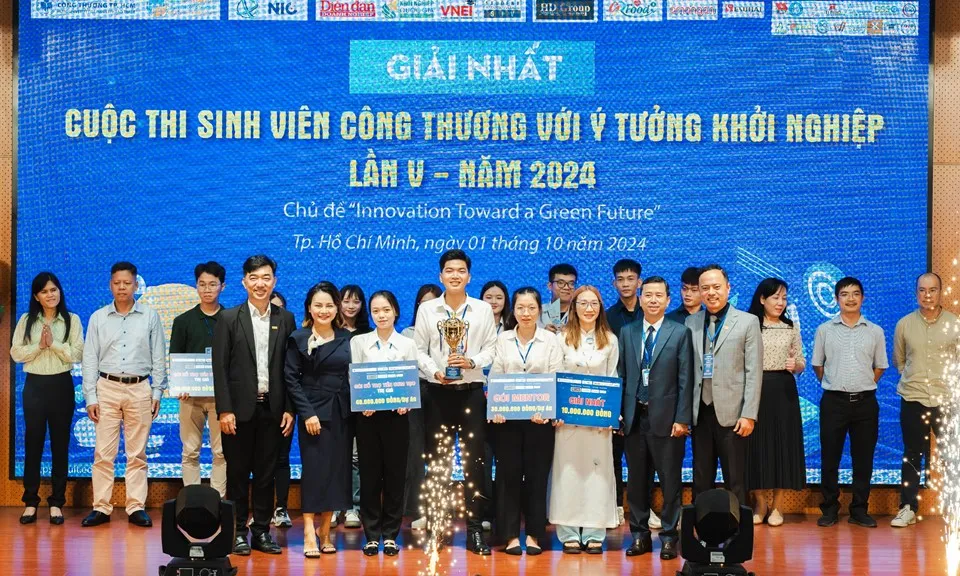 Gạch lát nền từ rác thải nhựa đạt giải Nhất cuộc thi “Đổi mới sáng tạo hướng tới tương lai xanh”