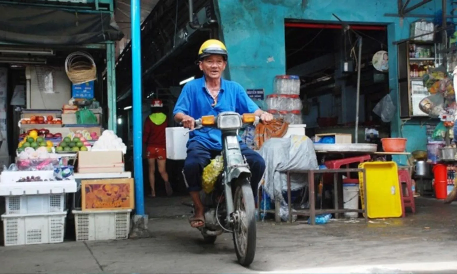 Người đàn ông quét rác trúng số liền chia sẻ “lộc trời” khắp nơi