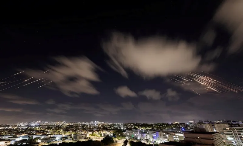 Nhiều hãng hàng không điều chỉnh đường bay sau đòn không kích của Iran vào Israel