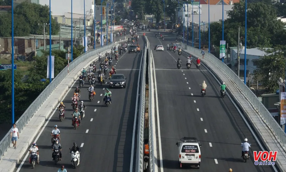 Người dân Thủ Đức vui mừng chứng kiến cầu Nam Lý thông xe