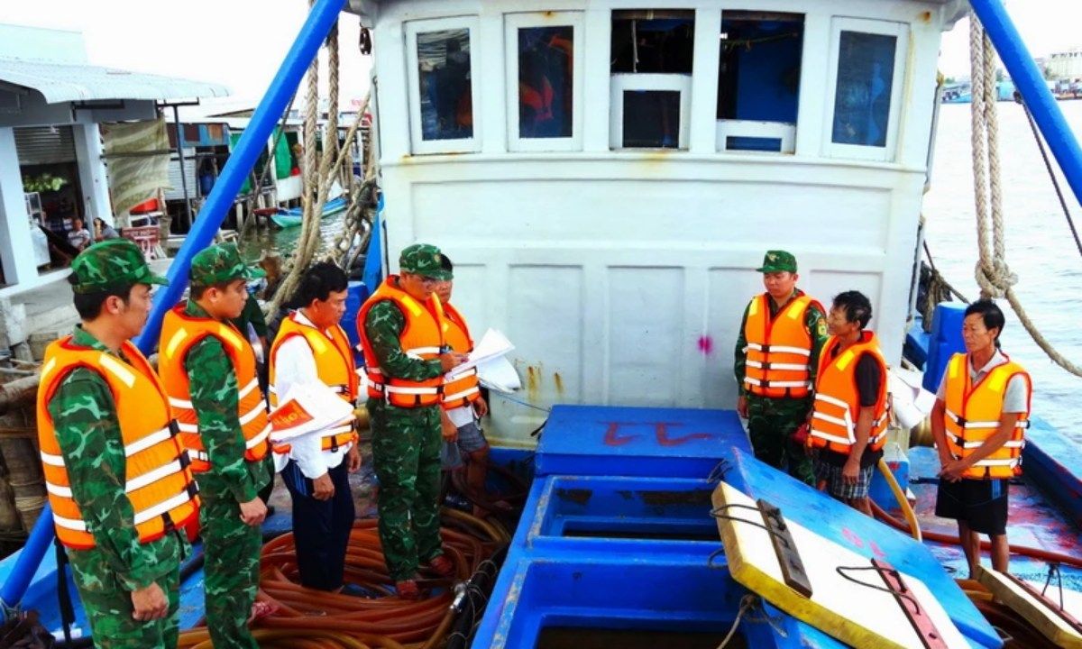 Bắt giữ tàu vận chuyển hơn 70.000 lít dầu DO không rõ nguồn gốc