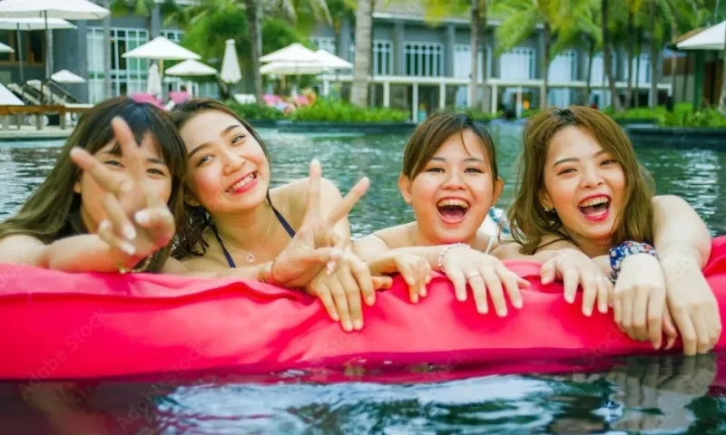 Bùng nổ tranh cãi khi người giúp việc dẫn bạn tới hồ bơi chung cư  