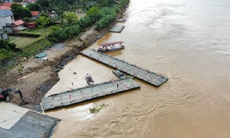 Dùng phà chuyên dụng trong trường hợp chưa thể lắp cầu phao Phong Châu