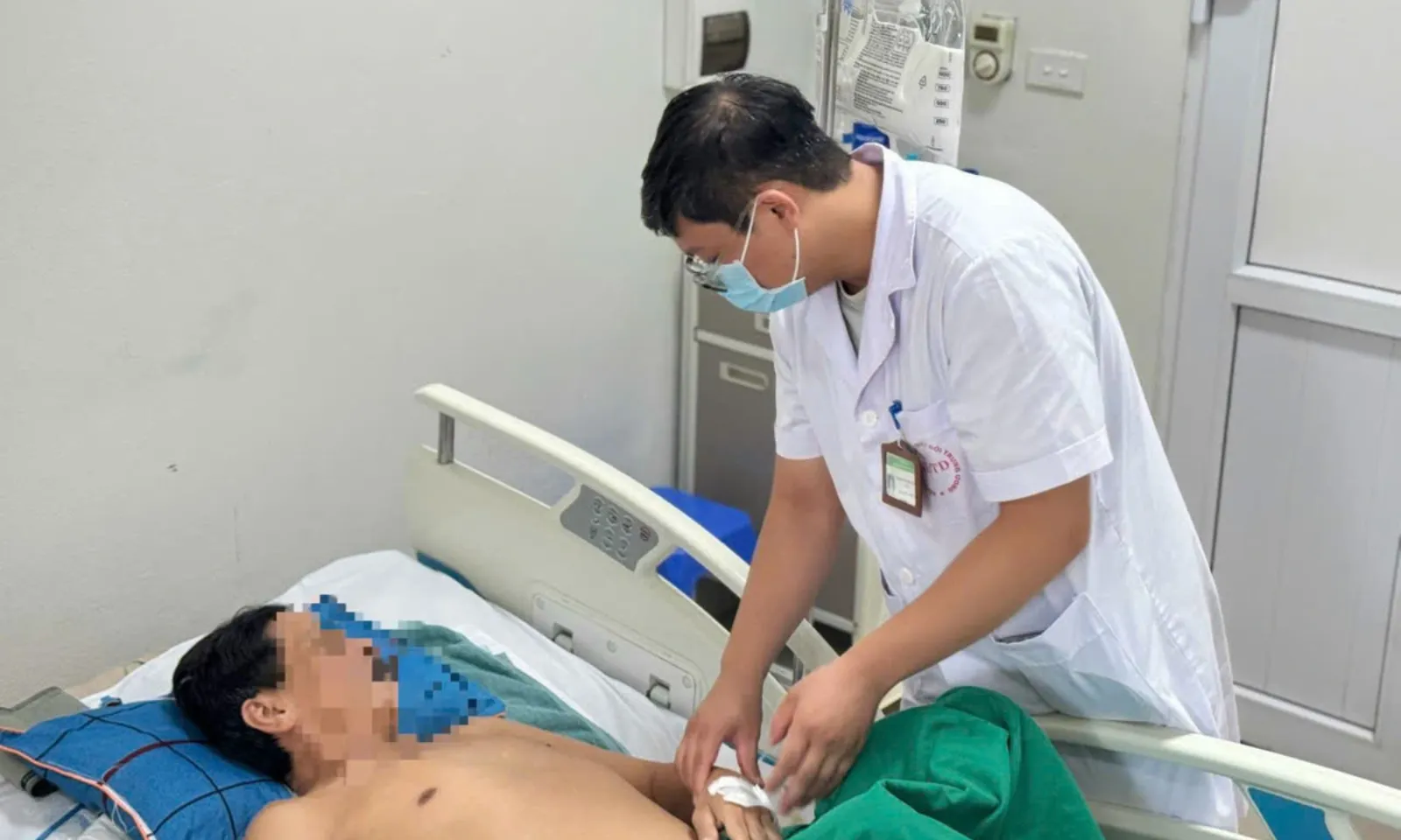 Cả gia đình nguy kịch vì nhiễm xoắn khuẩn lây qua nước lũ
