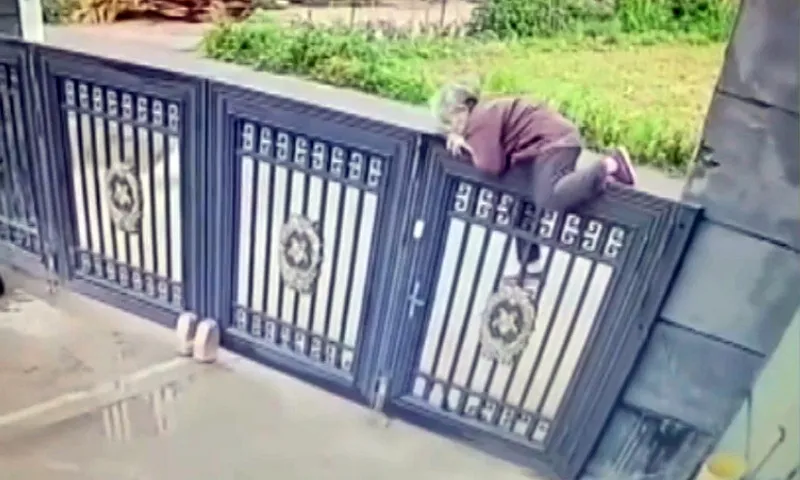 Video clip: Cụ bà 92 tuổi leo cổng viện dưỡng lão gây sốt cộng đồng mạng