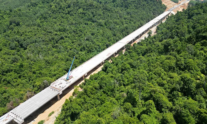 Hợp long cầu Khánh Bình trên cao tốc Vân Phong - Nha Trang sớm hơn kế hoạch 8 tháng