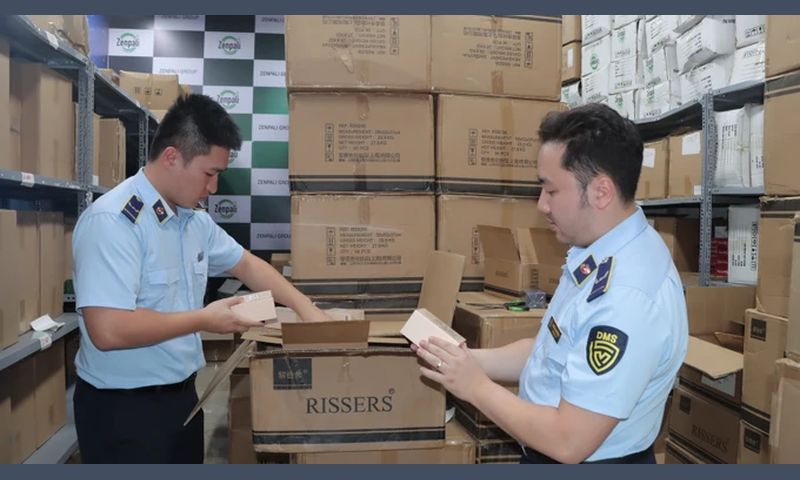 Phát hiện và thu giữ hơn 10.000 chai nước hoa không rõ nguồn gốc trên TikTok