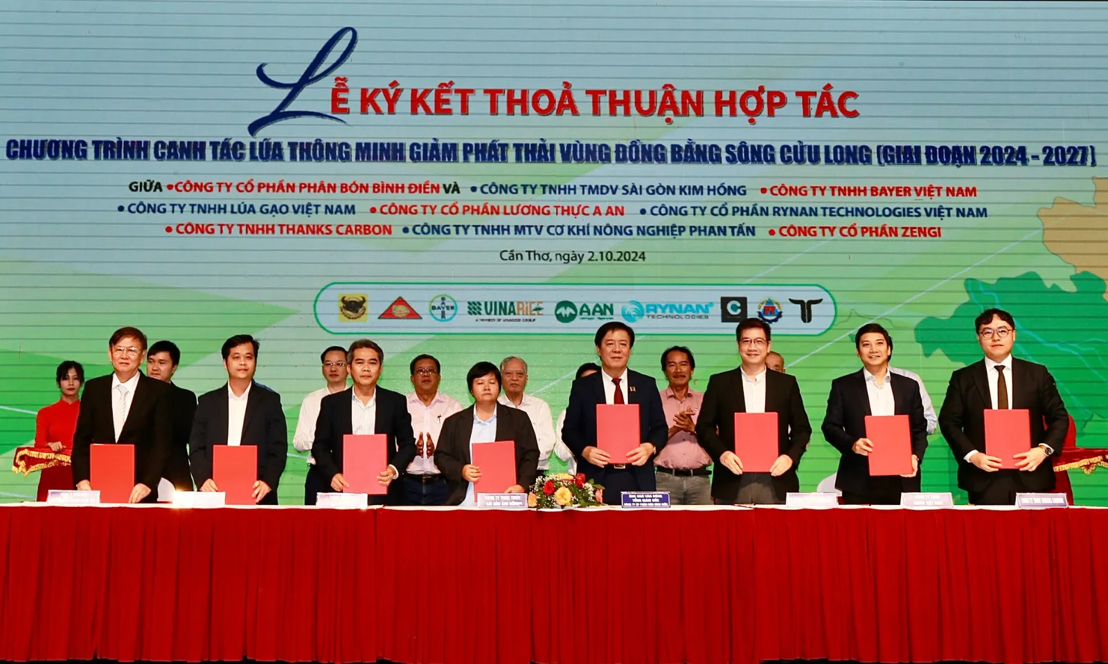 Bình Điền và IRRI ký hợp tác công nghệ xử lý rơm rạ đồng ruộng 2024-2027