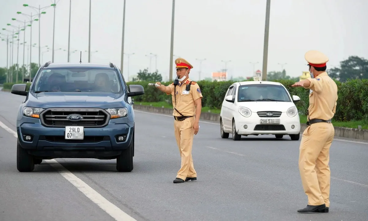 Lái xe ô tô đi ngược chiều, lùi xe trên cao tốc có thể bị phạt đến 40 triệu đồng