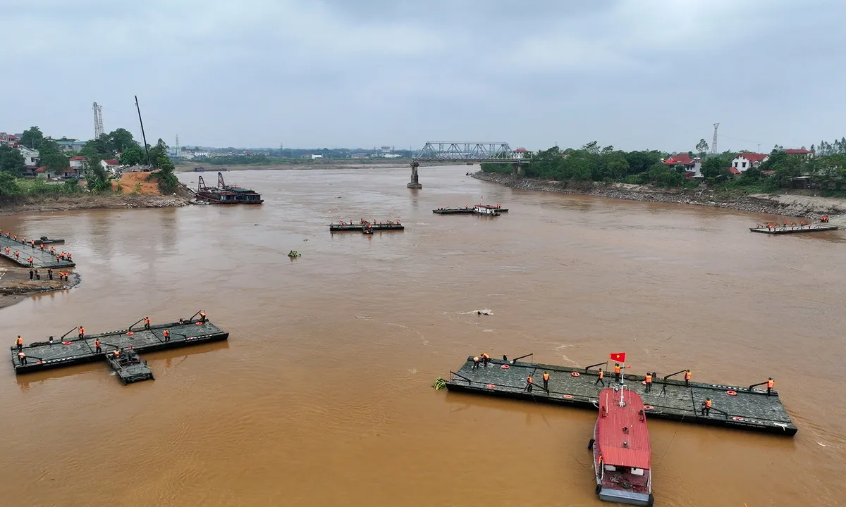 cầu phao Phong Châu - QDND