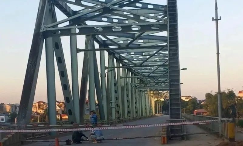 Cấm toàn bộ phương tiện và người dân lưu thông qua cầu Yên Bái để kiểm tra độ an toàn