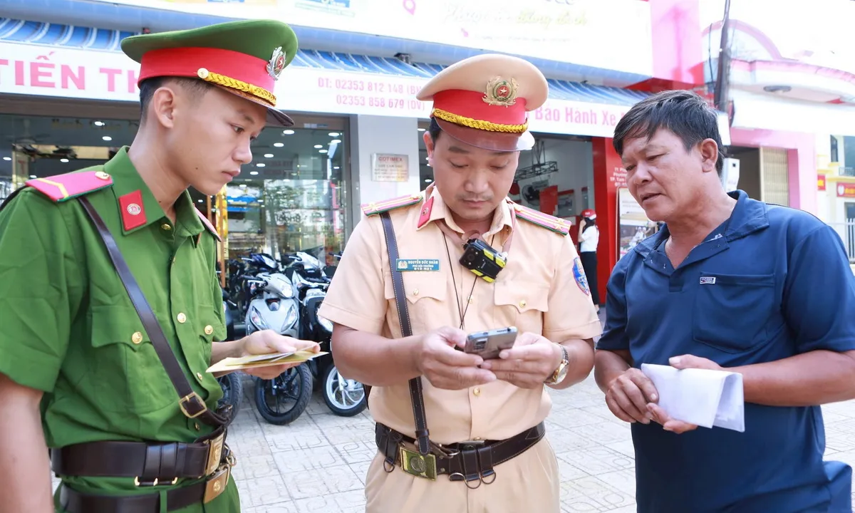 CSGT hướng dẫn người tham gia giao thông cách kiểm tra giấy phép lái xe trên VNeID--CAND