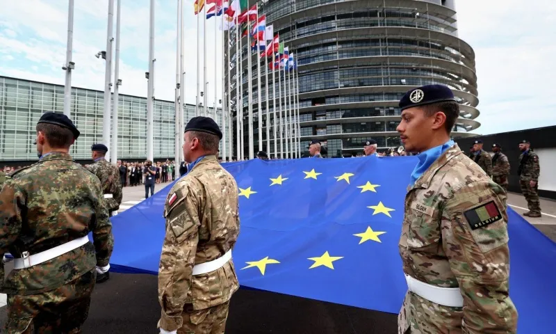 EU-Parliament-flag-soldiers-Strasbourg-GettyImages-2161542182_jpg