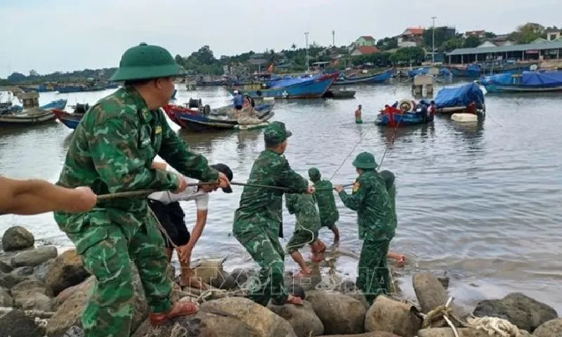 Biên phòng Quảng Trị kịp thời cứu nạn tàu cá bị chìm