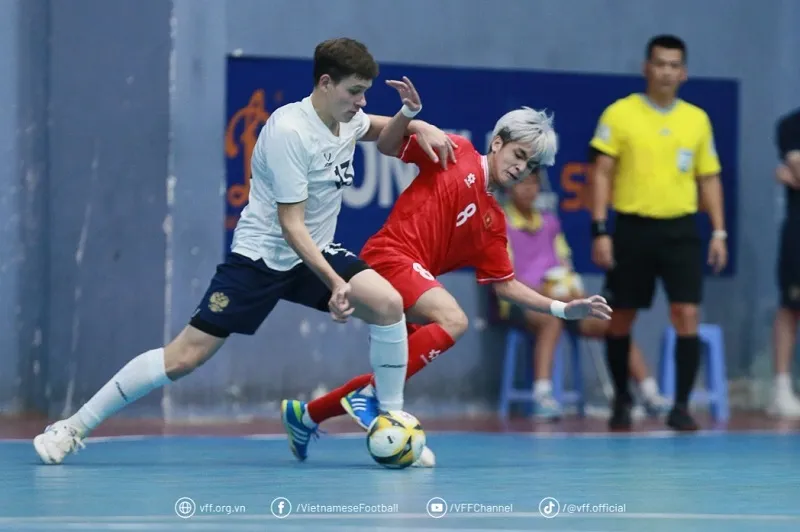 U19 futsal Việt Nam chơi phòng ngự chắc trước các pha tấn công của U19 futsal Nga - Ảnh: VFF