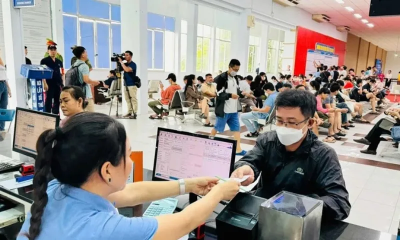 Bán hơn 43.000 vé tàu Tết Nguyên đán Ất Tỵ sau một ngày mở bán
