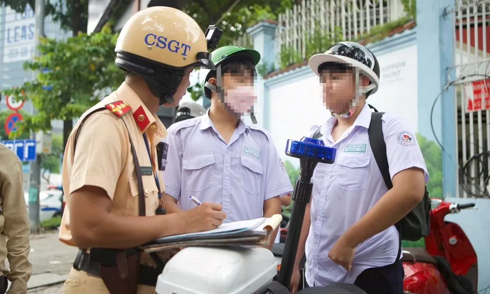 CSGT TPHCM xử phạt hơn 1.000 trường hợp vi phạm giao thông liên quan đến học sinh