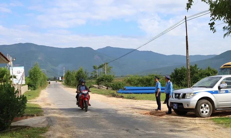 Lực lượng chức năng hướng dẫn, cảnh báo người dân lưu thông qua cầu sông Thai VGP