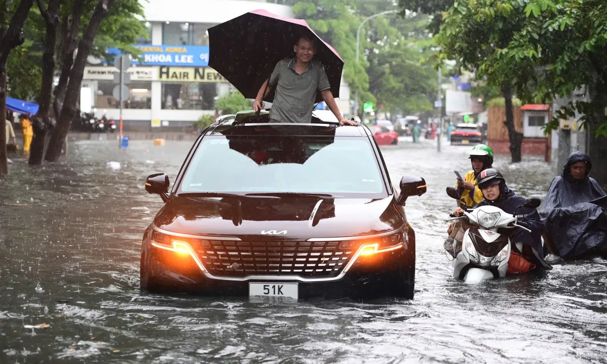 TPHCM: Mưa lớn, nhiều tuyến đường ngập sâu