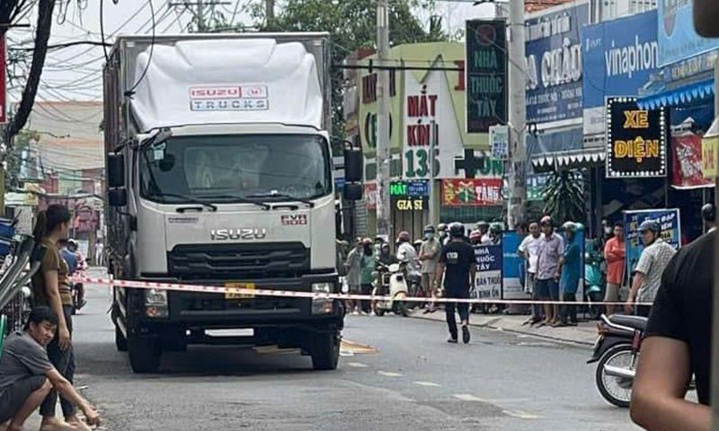 Xe tải đụng người phụ nữ bán vé số tử vong tại chỗ