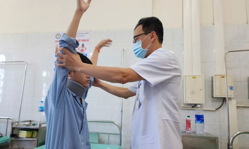 Nam sinh chơi điện thoại nhiều giờ đột ngột đau giữ dội cột sống cổ và liệt tứ chi