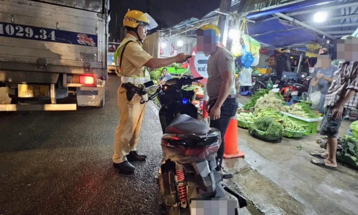 Kiểm tra an toàn giao thông, nồng độ cồn tại chợ đầu mối Bình Điền