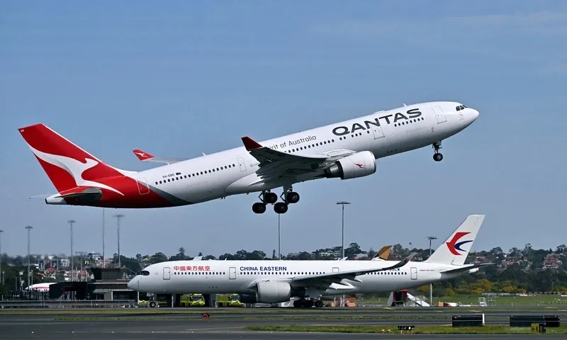 Phi hành đoàn của Hãng hàng không Qantas vô tình chiếu phim nhạy cảm cho hành khách xem - AFP