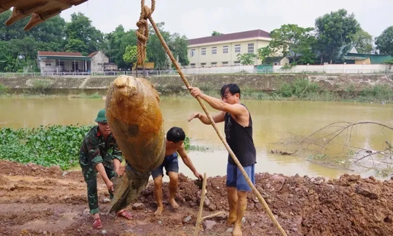 Trục vớt quả bom còn sót lại sau chiến tranh đem đi hủy nổ