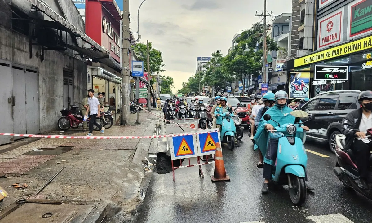 Sau mưa lớn, TPHCM xuất hiện hố tử thần