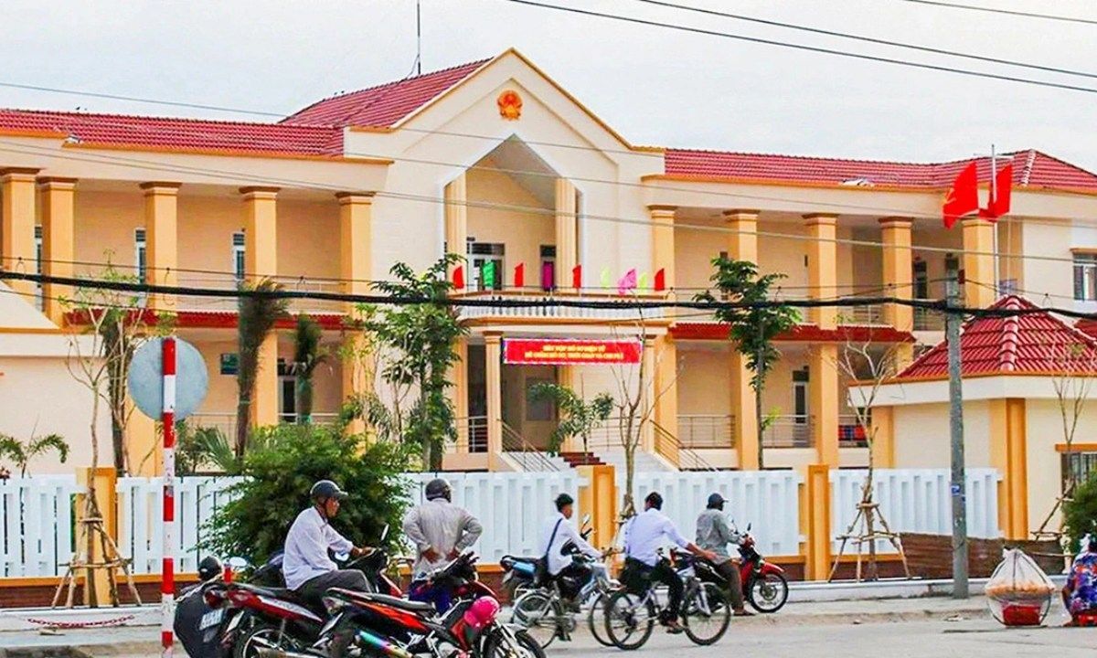 Khởi tố một chánh văn phòng UBND huyện ở Cà Mau