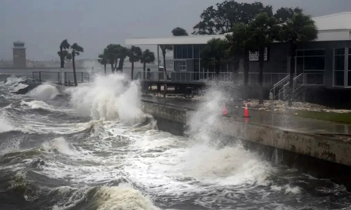 Gia đình gốc Việt ở Florida trong bão Milton: Cuộc đối đầu với cuồng phong