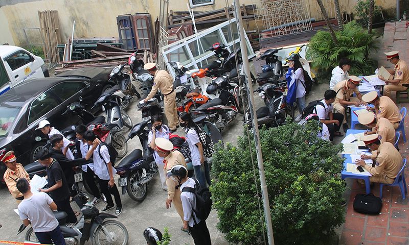 Công an hoá trang xử lý học sinh vi phạm giao thông