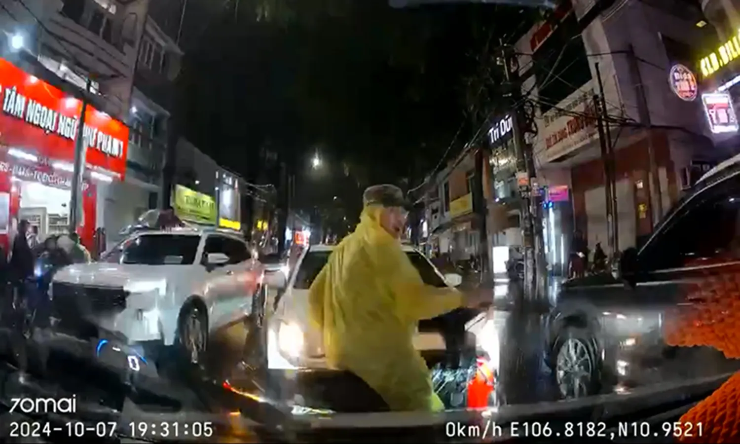 Đi sai làn đường gây ùn tắc giao thông, tài xế ô tô bị xử phạt