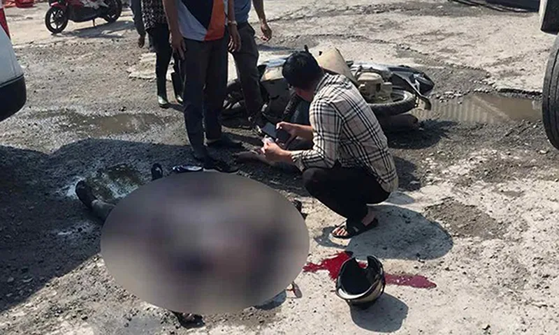 Xe container va chạm xe máy, hai người thương vong