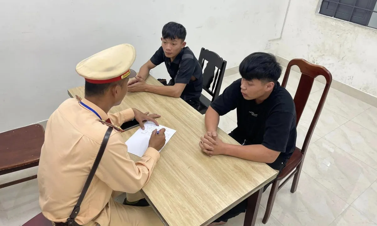 Vi phạm nồng độ cồn, tài xế xe khách vứt xe bỏ chạy vẫn không thoát