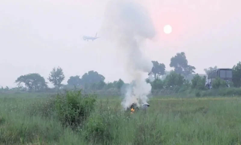Đốt rơm rạ tạo ra khói làm giảm tầm nhìn của phi công khi điều khiển máy bay cất, hạ cánh tại sân bay Sân bay Nội Bài cung cấp