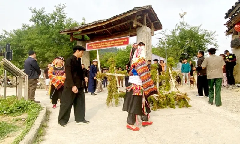 Lễ rửa làng (Lổng chìn) của dân tộc Lô Lô huyện Đồng Văn, tỉnh Hà Giang Báo Hà Giang